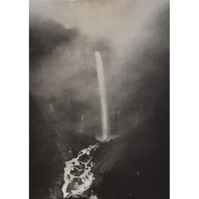 Hiroshi Sugimoto&nbsp;Kegon&nbsp;Falls&nbsp;2006lithograph&nbsp;(c)&nbsp;Hiroshi Sugimoto / Courtesy of Gallery&nbsp;Koyanagi&nbsp;and Hiromi Yoshii Edition&nbsp;