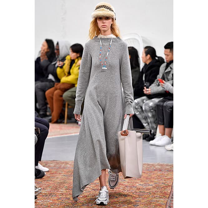 〈sacai〉のショーでモデルが着用し、話題を呼んだ。