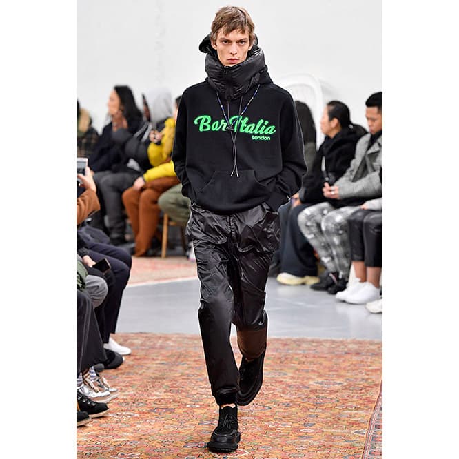 〈sacai〉のショーでモデルが着用し、話題を呼んだ。