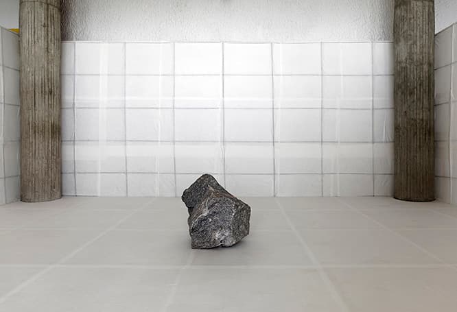 (c) Photo Jean-Philippe Simard (c) Adagp, Paris, 2018
（金属軸の）障子で囲まれた476cm×406cmの空間「Relatum-Room (B)」の内部。2017年、トゥーレット修道院に制作。茶室を思わせる佇まい。