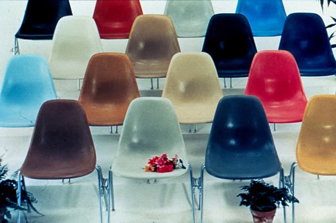 イームズシェルチェアの製作風景のフィルム『Fiberglass Chairs』より