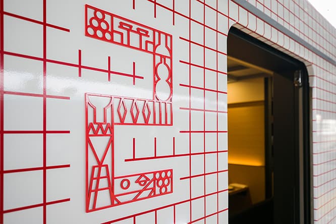 〈THE RAIL KITCHEN CHIKUGO〉のロゴや車両ごとにあしらわれた号車数など、文字のなかにも細かくグラフィックをあしらう。ここでも食をイメージさせるモチーフが描かれている。