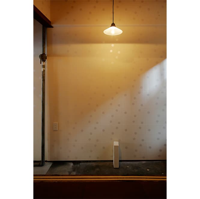 かみ添の唐紙と尹煕倉（Heechang Yoon）の彫刻。　photo_Sadamu Saito