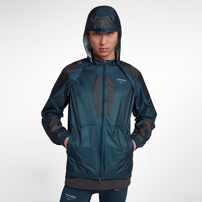 《NIKELAB GYAKUSOU フーデッド ランニング ジャケット 》36,720円（税込）。