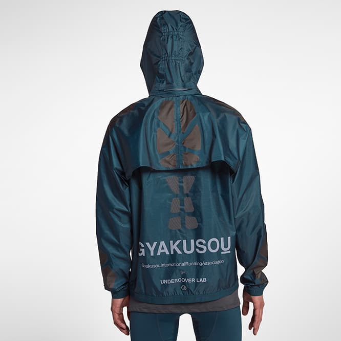 《NIKELAB GYAKUSOU フーデッド ランニング ジャケット 》36,720円（税込）。