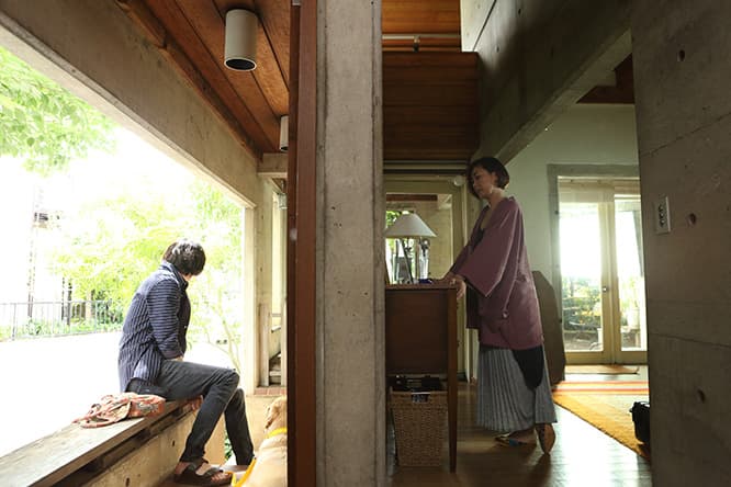 入れ子状になった〈中心のある家〉の外周と内周に立つ松村涼子（中山美穂）とチャネ（キム・ジェウク）。二人の間の微妙な距離を暗示する。