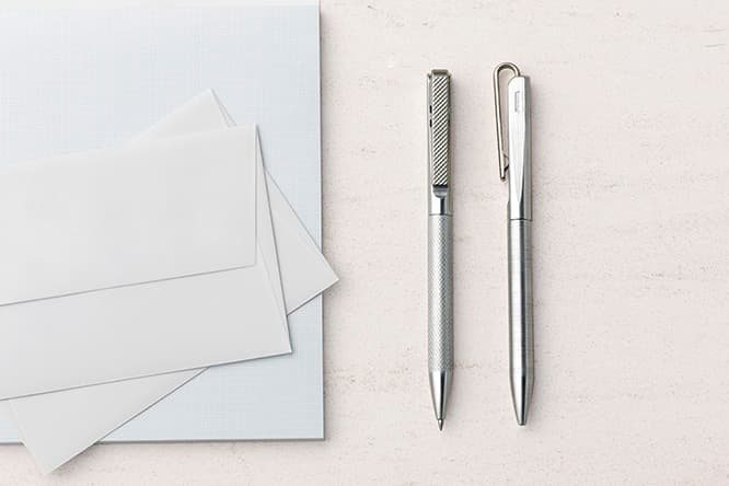 ポスタルコ《CHANNEL POINT PEN》（左から／CROSSHATCH、GRID）。37,800円。レターセット《PINGRAPH PAD》1,539円、《RIVER ENVELOPES》1,692円。　ポスタルコ TEL 03 6262 6338。