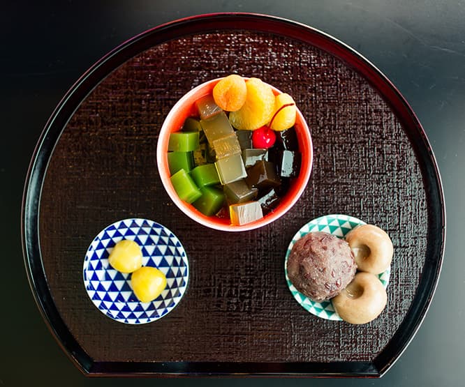「あんみつ」850円（以下、すべて税込）。寒天は抹茶、黒糖、和三盆糖の3種の風味。粒あん、白玉、栗、みかん、あんず、チェリー添え。