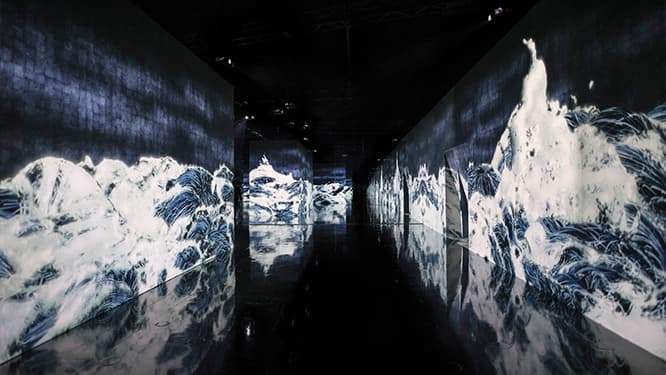 teamLab, Black Waves: Lost, Immersed and Reborn, 2019, Digital Installation, Continuous Loop, Sound: Hideaki Takahashi (c) teamLab