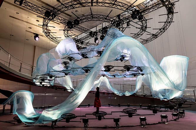 《wind form_03》。建築家、槇文彦によるスパイラルの象徴ともいえる螺旋状にスロープが設置された円筒形のアトリウムに合わせて、ダイナミックな波が螺旋を描くように浮かび上がる作品をつくり上げた。