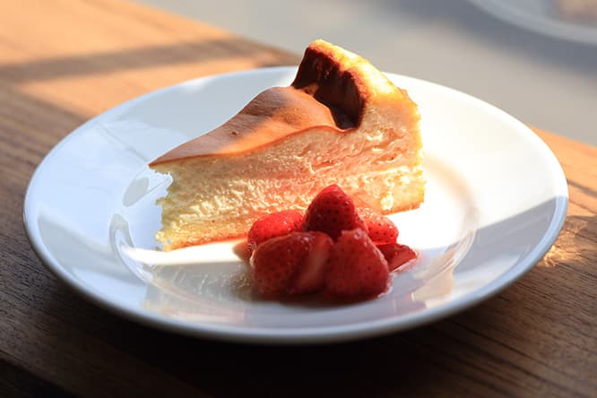 〈セント・ジョン〉でも大好評だった「チーズケーキ」。まわりはベイクドチーズ、中はレアチーズのような焼き加減は衝撃的。1500円（税込）。