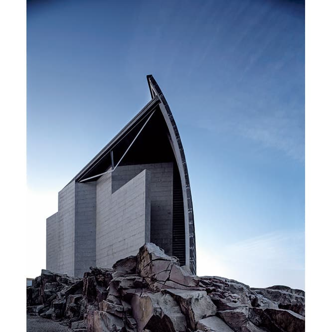 DOMUS : LA CASA DEL HOMBRE 1995 磯崎が最も気に入っている建物が〈ドムス〉。スペイン北西部ア・コルーニャ市の海岸に面した科学館で、船の帆を思わせるファサードが特徴。photo_Courtesy of Hisao Suzuki