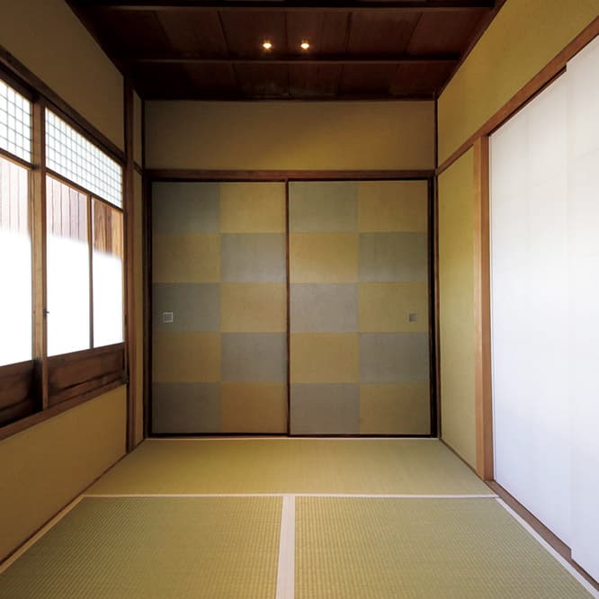 POINT 1 クリエイターの手仕事が、アチコチに。 町家の構造はそのままに、部屋ごとに異なる意匠で彩られている。茶会が開かれる2階座敷の襖は、ハタノワタルが製作した市松模様の和紙。テーブルの天板などにも使われている。