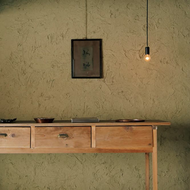 POINT 1 クリエイターの手仕事が、アチコチに。 〈NEW LIGHT POTTERY〉が誂えたダウンライトは真鍮製。