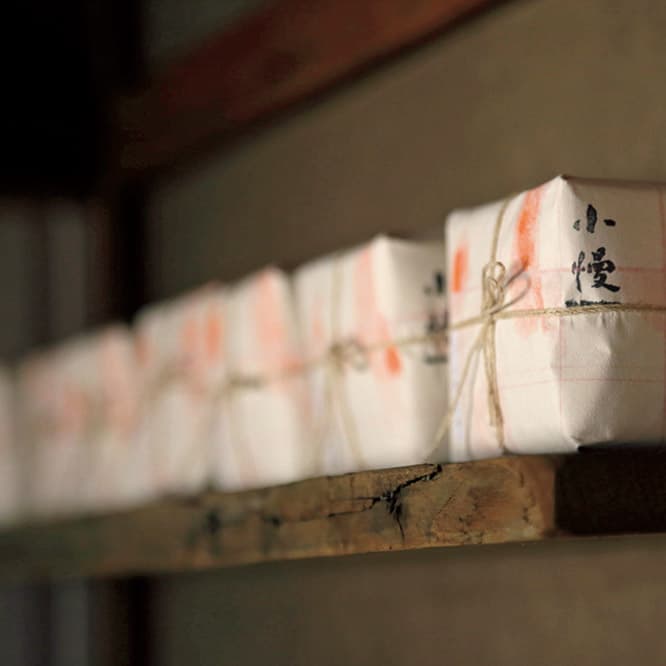 POINT 2 本物の中国茶の淹れ方も、教えてくれます。 台北で販売されているのと同じ、無農薬無肥料で育てられた貴重な自然生態茶（30G3,000円〜）の販売も。