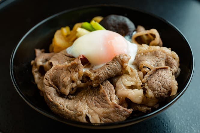 ひとつ、ひとつの具を料亭の技で仕上げた「特選牛椀」2,280円（以下、すべて税込）。