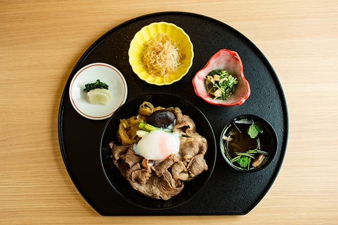「特選牛椀セット」2,680円。ミニサラダ、本日のお惣菜、丸鶏の出汁をベースにした沢煮椀風のスープ、香の物付き。サラダや沢煮椀に用いられる、端正な野菜の千切りにも職人の包丁技が宿っている。