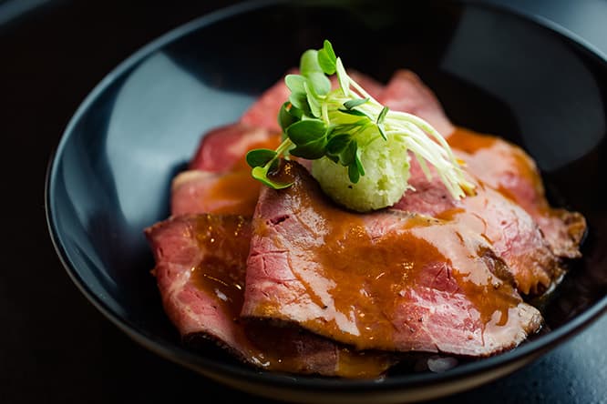 「ローストビーフ丼」は柚庵味噌ソース、山葵大根おろし添え。