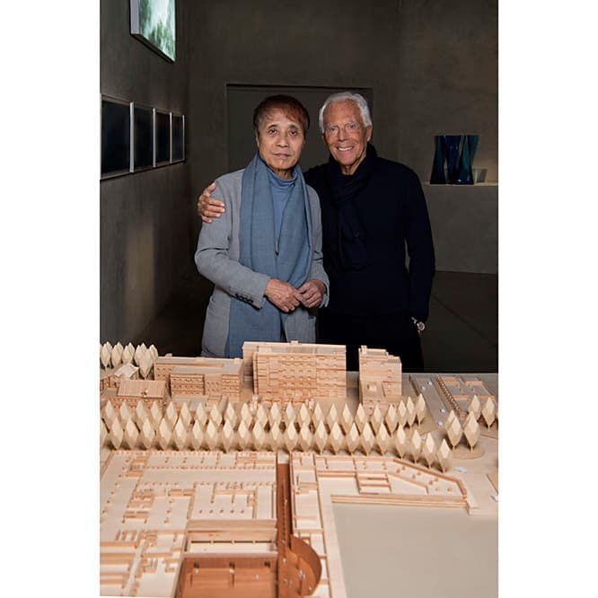 会場に展示された〈アルマーニ / テアトロ〉の模型前の安藤忠雄とジョルジオ・アルマーニ。　photo_SGP	 