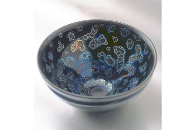 〈静嘉堂文庫美術館〉の『酒器の美に酔う』展で特別出品されている国宝《曜変天目》。