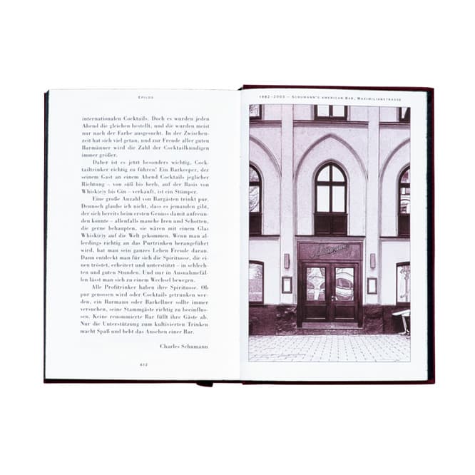 『Schumann’s Bar Book』 シューマンが1991年に刊行したカクテルブック。500点以上のカクテルレシピを収録。アートブックのようなデザインで、世界中のバーテンダーのバイブルに。写真はドイツ版。日本語版（河出書房新社／3,000円）もあり。