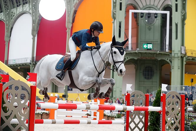 障害飛越競技は、馬術競技の中でも最も華やかな種目のひとつ。選手の技量と優雅さ、馬の力強さと美しさの完璧なハーモニーが求められる。　photo_ F.CHEHU