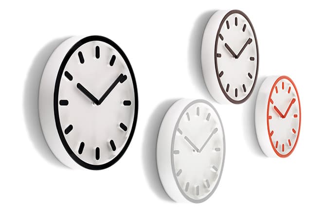 Tempo, clock, Magis, Italy, 2011. Picture credit: photo_Tom Vack (page 154)    〈Magis〉の壁がけ時計《Tempo》。まるで時計の「アイコン」のようにシンプルなデザインが際立つ。