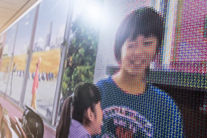 「A 観察のへや」より《目には「め」を 歯には「は」を》（パーフェクトロン）。すごいタイトルだが、全てのパーツがそれぞれの名称の文字が集合してできている。
