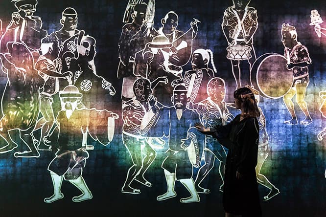 室内におさまっていたアートが自ら動き出し、ランダムに通路を回遊していく《Dancing People and Animals Beyond Borders》。