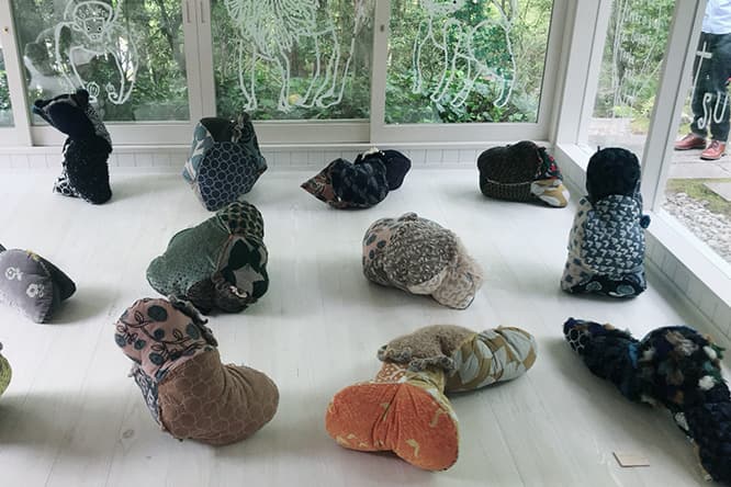 今年ミラノにて発表された〈ミナ ペルホネン〉のクッションコレクション《Foresta di Gemma》。