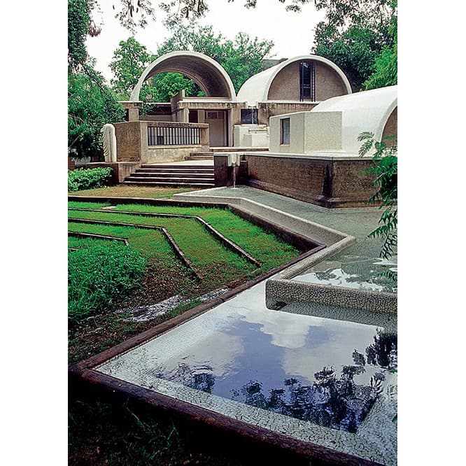 1980年に完成した〈サンガト〉。インドの伝統的な寺院建築に倣った、かまぼこ形のヴォールト屋根がのる。ドーシは「この建築で自身を確立した」と語っている。