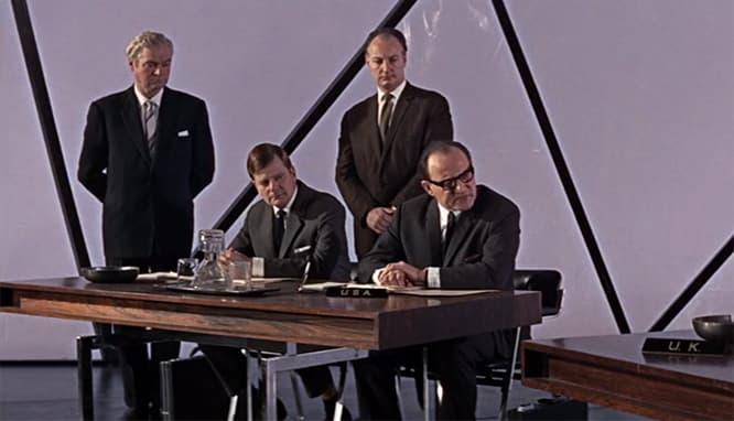 映画『007』の登場シーン。