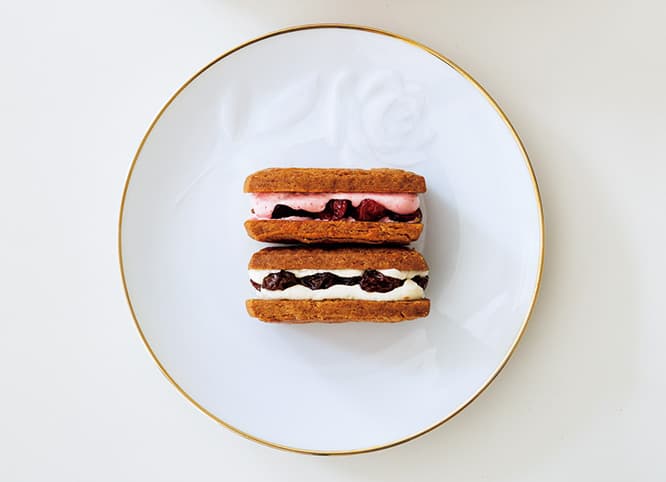 上（NO）RAISIN SANDWICH シリーズ第一弾は、サワーチェリーとクランベリーの「ベリーベリーチェリー」。チェリージャムのクリームに、キルシュとフランボワーズビネガーを効かせた春味。下（YES）RAISIN SANDWICH ブランドの定番。レーズンはラム酒とシェリービネガーでマリネ。香りの余韻と酸のフレッシュさが絶妙。生地は（YES）（NO）ともにナツメグを加えてほのかにスパイシーに。