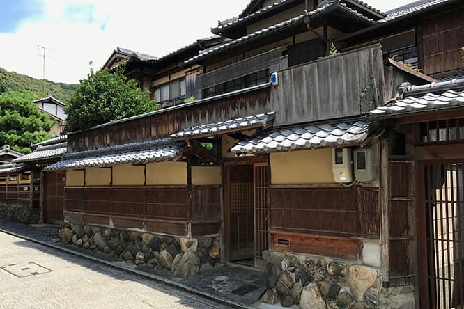 〈ダンデライオン・チョコレート京都東山一念坂店〉の外観。(c) Dandelion Chocolate Japan