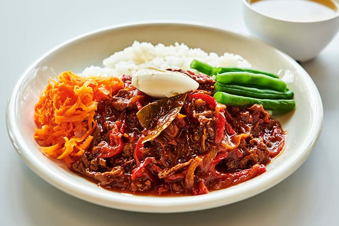 インターナショナルな丼メニューの「オーバーライス」。