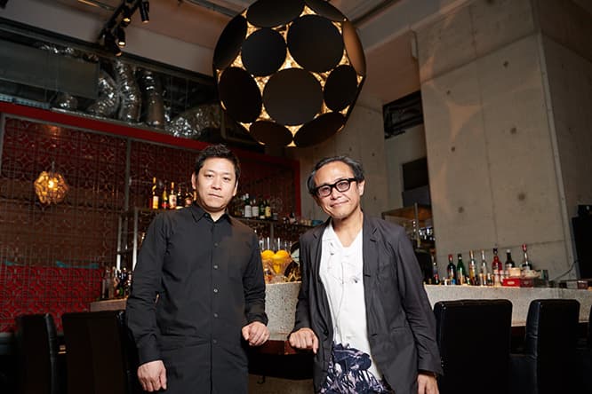 中目黒高架下のレストラン〈Pavillion〉にて。背景のオブジェは名和の作品《Black Ball》。