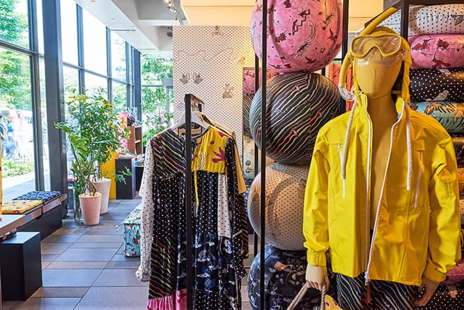 〈パウラズ イビザ〉のオリジナルプリントを配した、陽気な店内。
