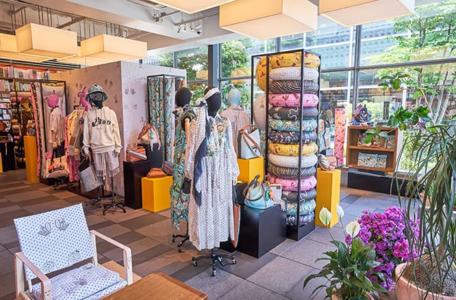 〈パウラズ イビザ〉のオリジナルプリントを配した、陽気な店内。

