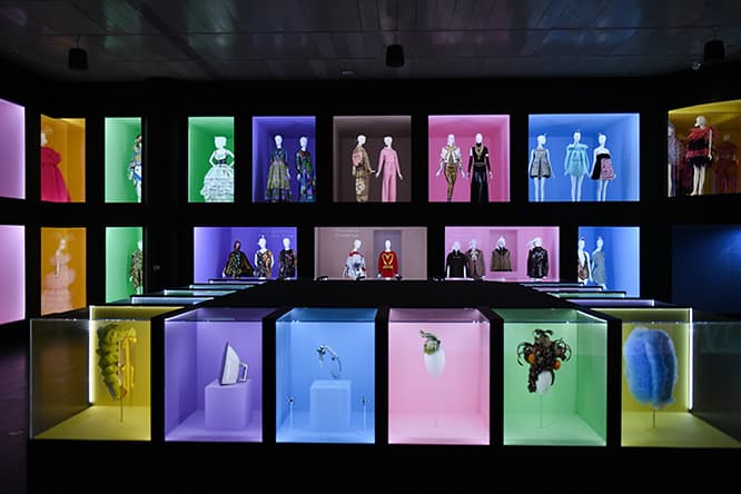 メトロポリタン美術館のファッション展、今年のテーマは“キャンプ”です。
