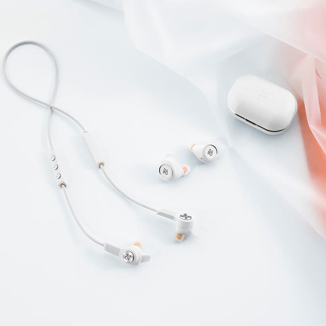 左／ラバーコード付属の《Beoplay E6 Motion》。右／左右独立型の完全ワイヤレスイヤフォン《Beoplay E8 Motion》。