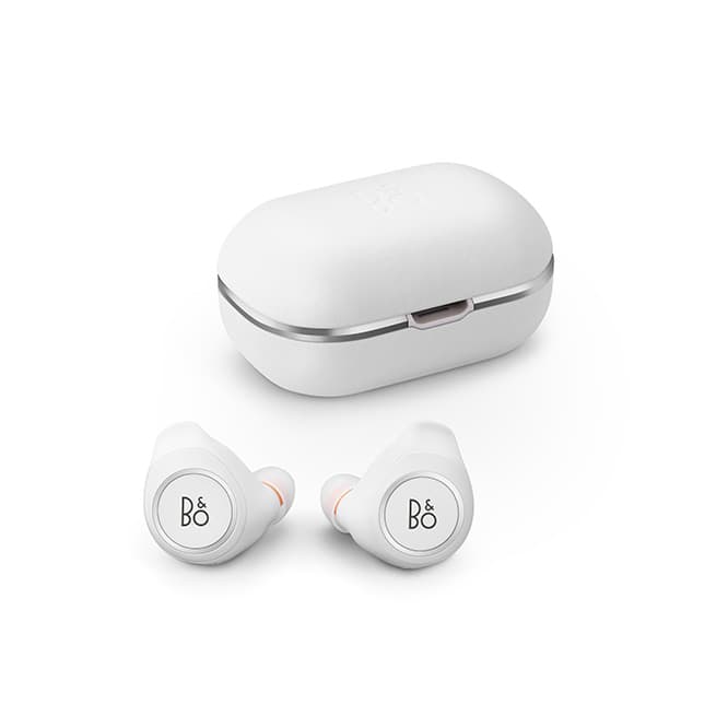 《Beoplay E8 Motion》38,000円。2018年に誕生したブランド初の完全ワイヤレスイヤフォン《Beoplay E8》が、さらに進化。防塵防水性能を備え、アクティブなライフスタイルにも対応。上質なホワイトレザーやアルミ製収納パーツを贅沢にあしらったケースは、ワイヤレスパッド（別売り）でも充電可能。
