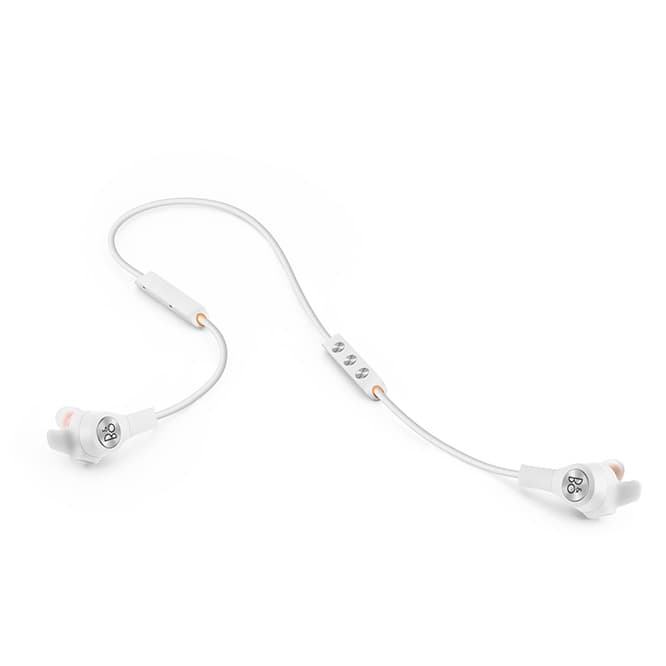 《Beoplay E6 Motion》29,800円。こちらも防塵防水仕様。左右のイヤーピースに埋め込まれた小型マグネットを合わせることで自動電源オフになるため、バッテリーをセーブできる。使用しない時にはアクセサリー感覚で首にかけておける。