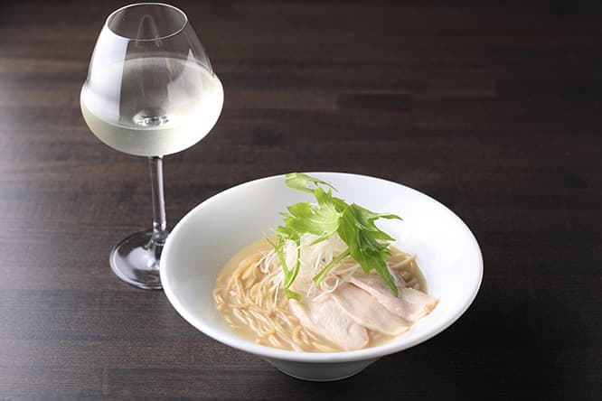 「98%鶏白湯ラーメン」小会席2,500円（以下、税込）より、「冷酒」600円もオーガニックならではの、体にやさしい後味。