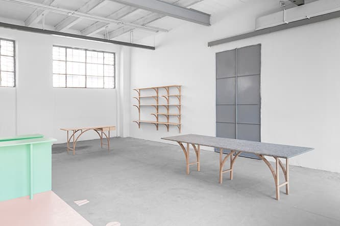 ジャコモ・モールのGIUSTINI / STAGETTI《Centina》。多くのデザイナーの作品を手がける美術工房、フォンデリア・アルティスティカ・バッタリアでの展示。無垢材をアーチ状に加工する独自の技術を使い、歴史と結びついた造形を現代の家具として提示した。photo_Omar Golli