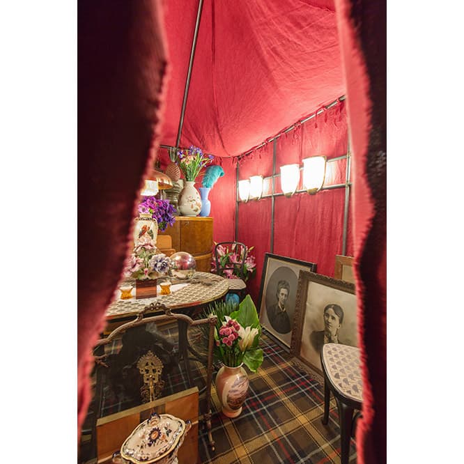 〈トーネット〉製のグスタフ・シーゲルのテーブルと椅子をメインにした赤い部屋は床の柄も素晴らしい。