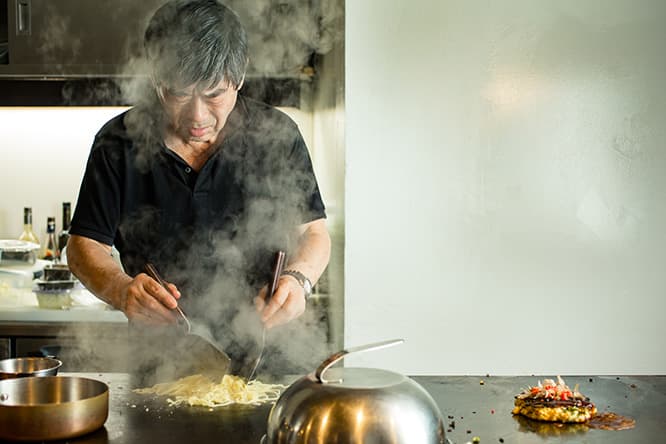 店主、長岡作茂（さくも）。1951年兵庫生まれ。脱サラ後に大阪の老舗和食店、神戸・長田のお好み焼き店〈和〉での修業を経て、1987年に神戸・御影〈作作〉で独立。その後、上京し、2014年に西麻布〈Nagaoka Sakumo〉をオープン。2019年4月より広尾〈ながおかのおっさん〉に拠点を移す。