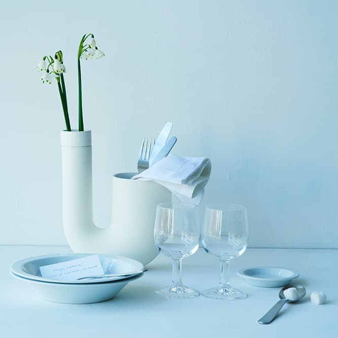 波佐見焼の可能性を広げる“チューブ状”の花器。