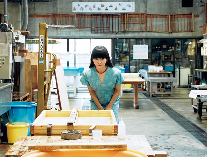 丈夫で美しい阿波和紙をつくる〈アワガミファクトリー〉を訪ねた店主・かしゆか。手漉き和紙の工程を見学しつつ、職人にインタビュー。「地元の小学生が手漉き体験をして、その和紙を卒業証書にしたんですって！」