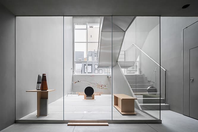 手前の台に展示されているブロンズカラーが〈開化堂〉ディレクションの《Beosound 2 Urushi》。使うたびに素材の経年変化が生まれるとともに、まろやかな光沢が深まり色つやが変化する。シルバーが〈民谷螺鈿〉による《Beosound 2 Raden》 。共に500,000円。京都ポップアップストア限定の受注生産品。