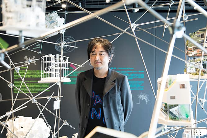 〈TOTOギャラリー・間〉個展会場での平田晃久。手前の構造物は近代建築がよりどころとしてきたグリッドとは違う、独自の幾何学でできている。